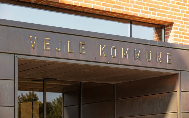 Billede af hovedindgangen ved Vejle Kommune