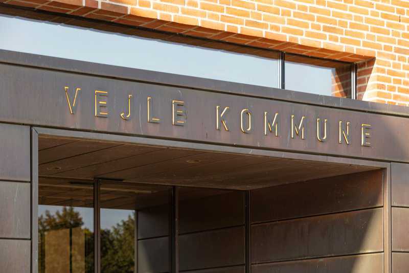 Billede af hovedindgangen ved Vejle Kommune