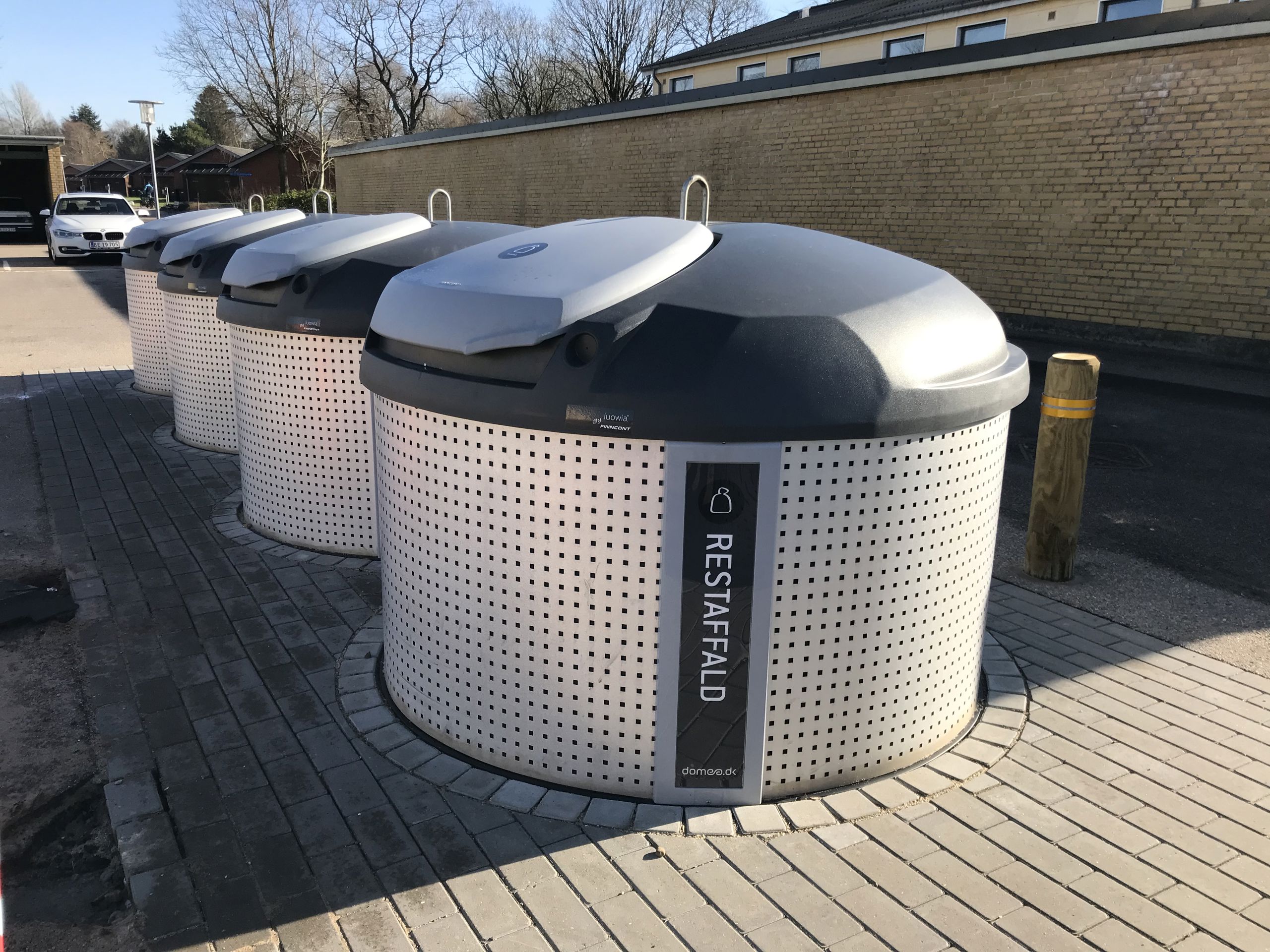 Moderne nedgravede affaldsbeholdere i fællesområde ved nybyggeri