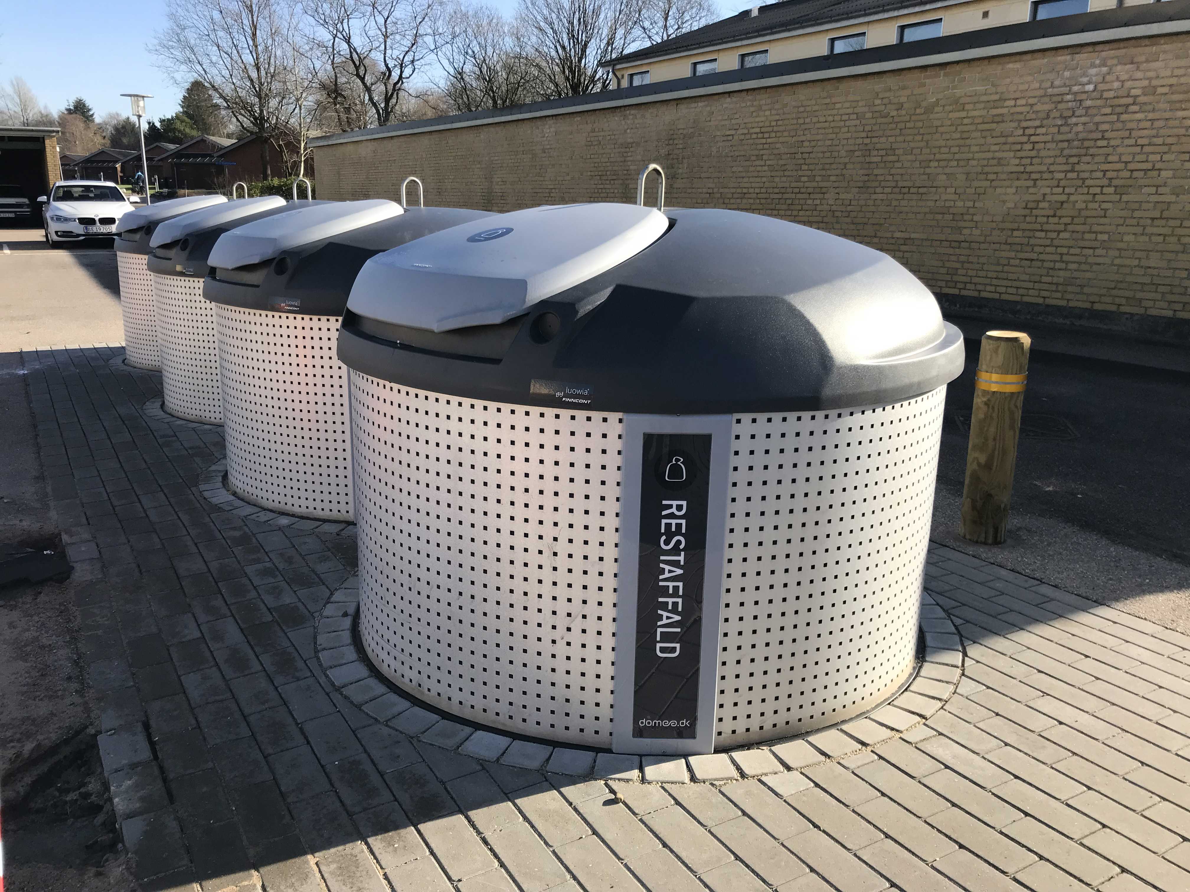Moderne nedgravede affaldsbeholdere i fællesområde ved nybyggeri